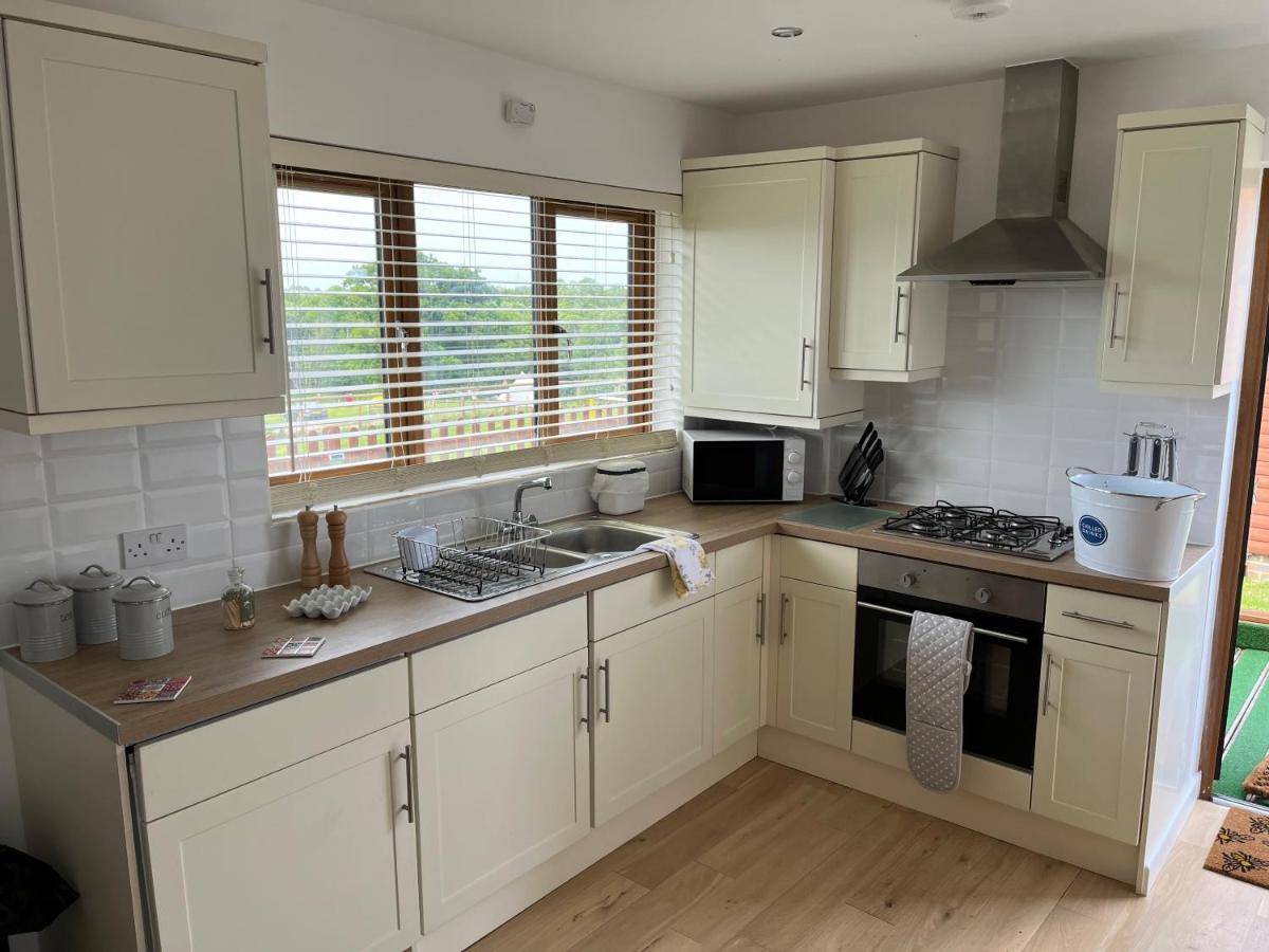 Oak Valley Lodges & Camping Pett Exteriör bild