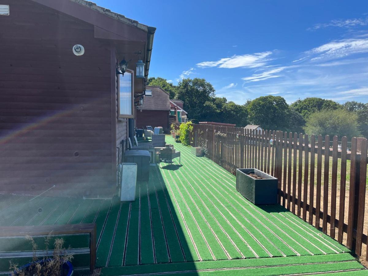Oak Valley Lodges & Camping Pett Exteriör bild