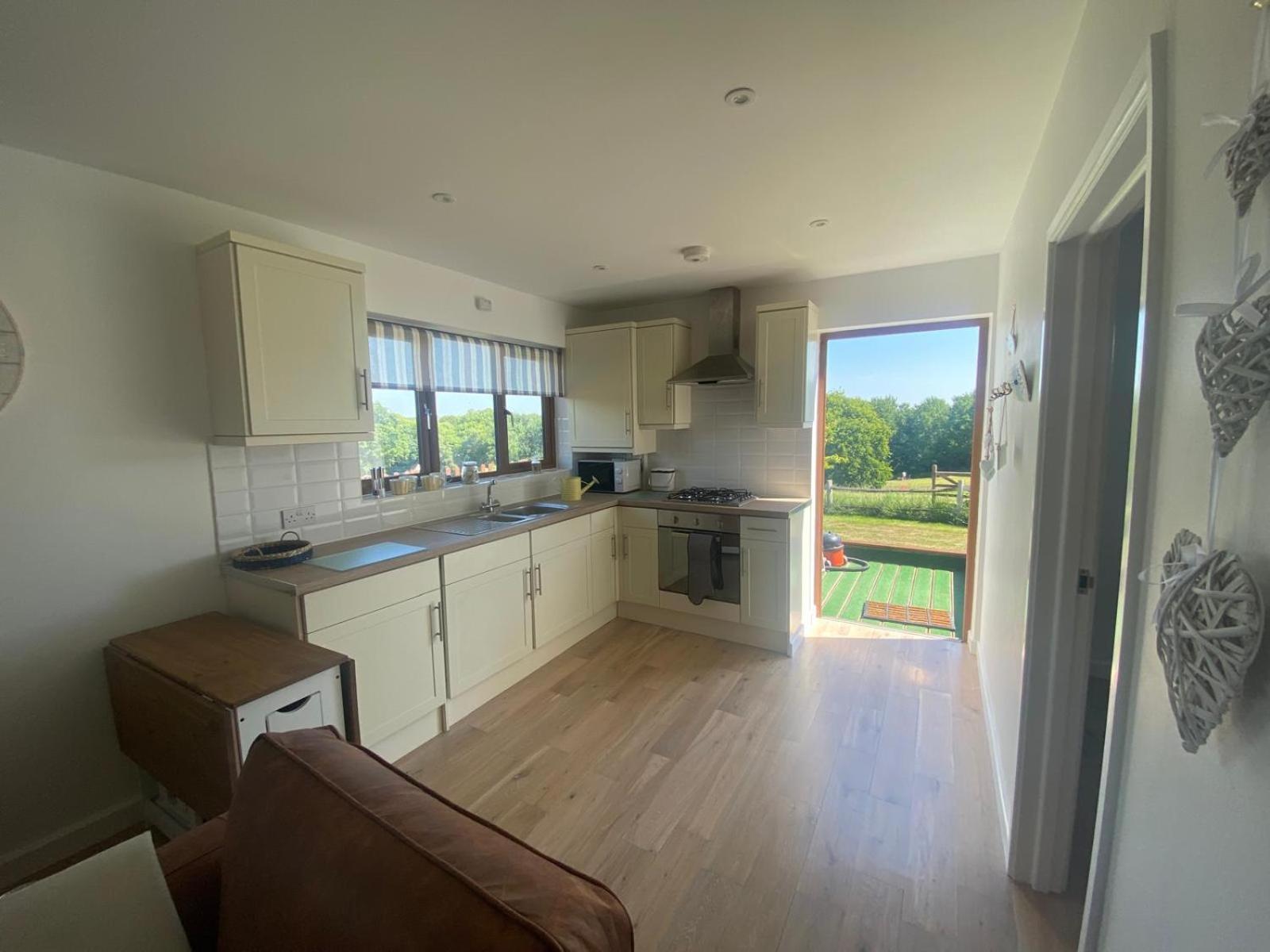 Oak Valley Lodges & Camping Pett Exteriör bild